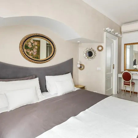 Spanish Steps Art Gallery- 4*