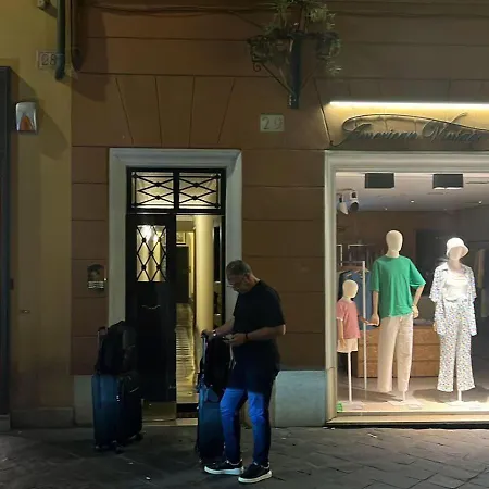 Spanish Steps Art Gallery- 4* Roma