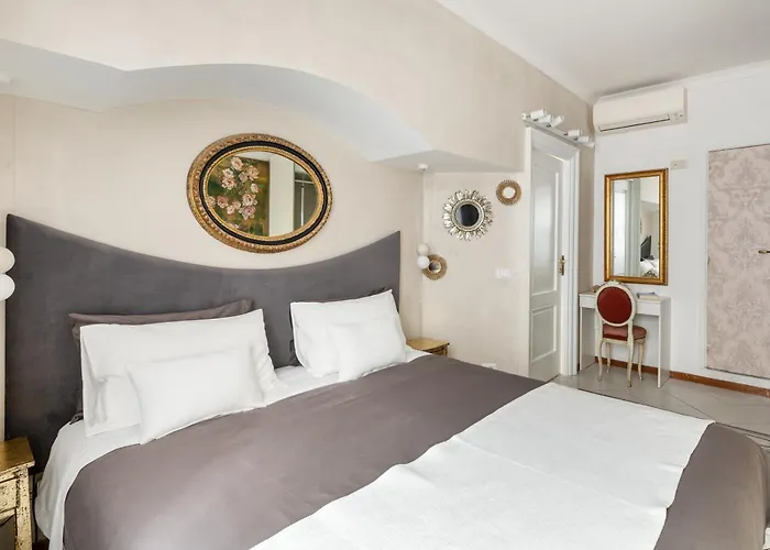 Spanish Steps Art Gallery- 4*