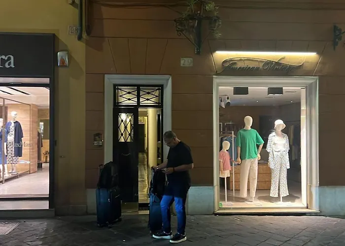 Spanish Steps Art Gallery- 4* Roma