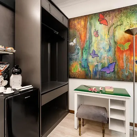 Spanish Steps Art Gallery- 4*