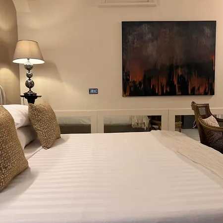 Spanish Steps Art Gallery- Πανσιόν 4*
