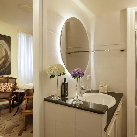 Spanish Steps Art Gallery- Πανσιόν