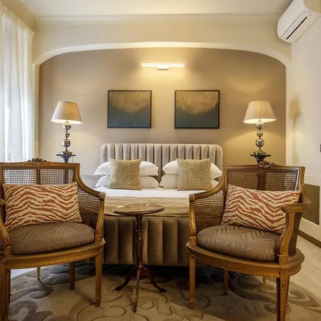 Spanish Steps Art Gallery- 4*