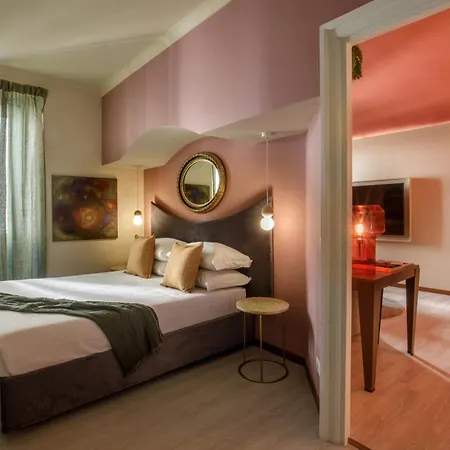 Spanish Steps Art Gallery- Penzion 4*