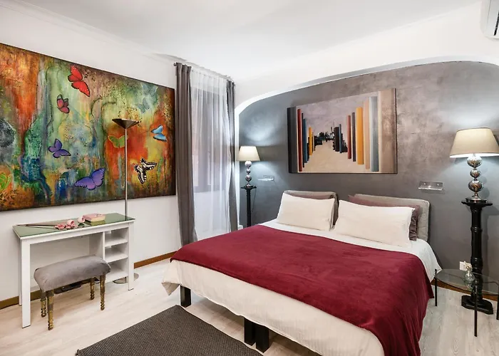 Spanish Steps Art Gallery- 4*