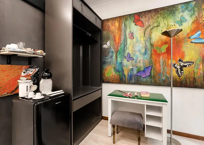 Spanish Steps Art Gallery- 4*