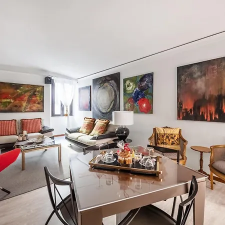 Spanish Steps Art Gallery- Πανσιόν